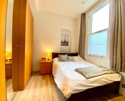 Cosy flat in Central LDN Book on Airbn for amazing rates instead - image 10