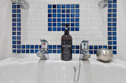 Cosy flat in Central LDN Book on Airbn for amazing rates instead - image 11