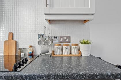 Cosy flat in Central LDN Book on Airbn for amazing rates instead - image 12