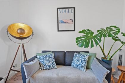 Cosy flat in Central LDN Book on Airbn for amazing rates instead - image 13
