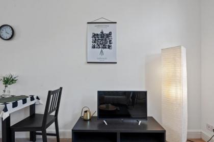Cosy flat in Central LDN Book on Airbn for amazing rates instead - image 15