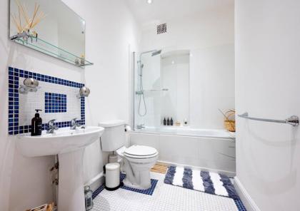 Cosy flat in Central LDN Book on Airbn for amazing rates instead - image 2