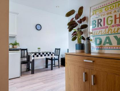 Cosy flat in Central LDN Book on Airbn for amazing rates instead - image 3
