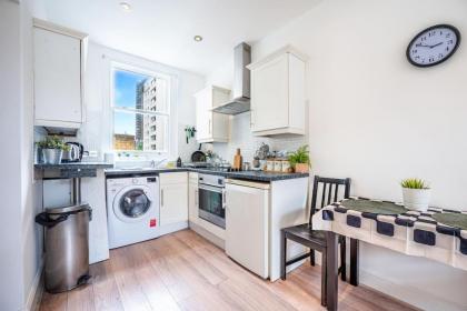 Cosy flat in Central LDN Book on Airbn for amazing rates instead - image 4