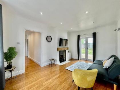 Modern 3 Bed Romford Home (Free Parking)
