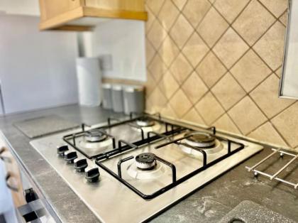 Modern 3 Bed Romford Home (Free Parking) - image 2