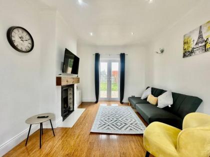 Modern 3 Bed Romford Home (Free Parking) - image 21