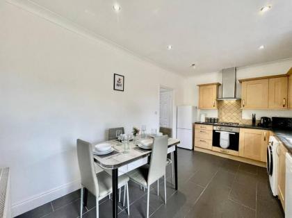 Modern 3 Bed Romford Home (Free Parking) - image 23