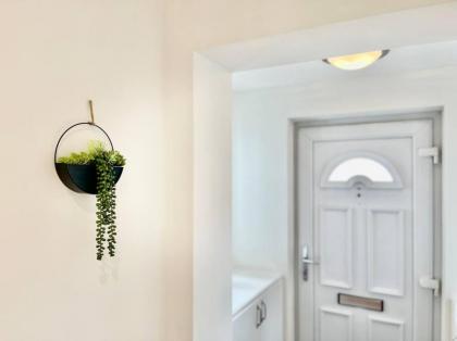 Modern 3 Bed Romford Home (Free Parking) - image 24