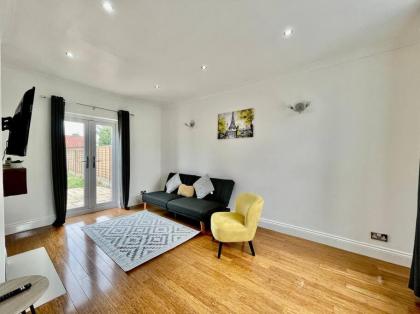 Modern 3 Bed Romford Home (Free Parking) - image 25