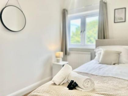 Modern 3 Bed Romford Home (Free Parking) - image 28