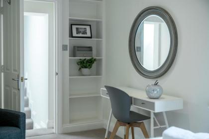 Luxury 2 Bedroom Apartment On Portobello Road - image 11