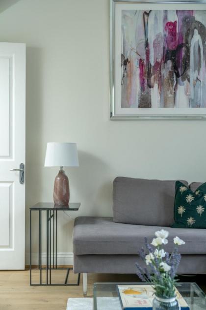 Luxury 2 Bedroom Apartment On Portobello Road - image 13