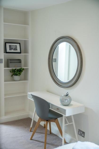 Luxury 2 Bedroom Apartment On Portobello Road - image 15