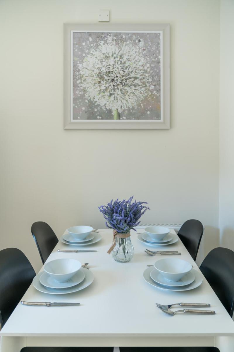 Luxury 2 Bedroom Apartment On Portobello Road - image 2