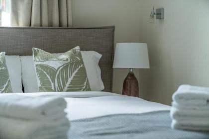 Luxury 2 Bedroom Apartment On Portobello Road - image 3