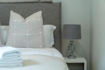 Luxury 2 Bedroom Apartment On Portobello Road - image 5