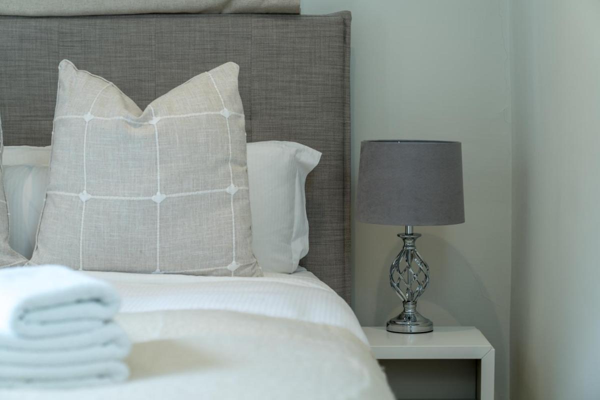 Luxury 2 Bedroom Apartment On Portobello Road - image 5