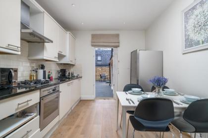 Luxury 2 Bedroom Apartment On Portobello Road - image 6