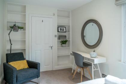 Luxury 2 Bedroom Apartment On Portobello Road - image 7