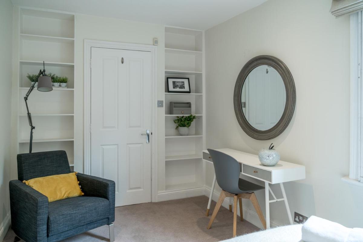 Luxury 2 Bedroom Apartment On Portobello Road - image 7