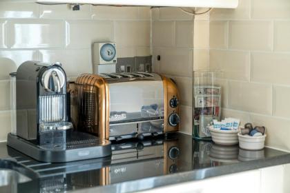Luxury 2 Bedroom Apartment On Portobello Road - image 9