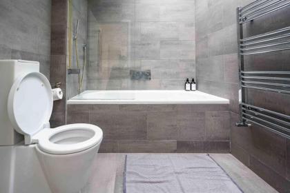 Stunning 3-Bed House in central London - image 12