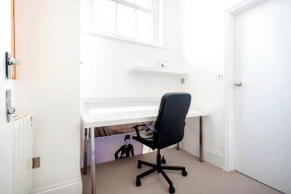 Stunning one bedroom in top location - image 12