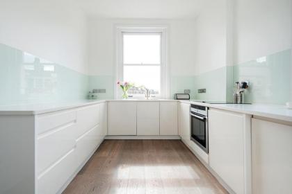 Stunning one bedroom in top location - image 18