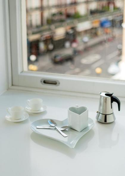 Stunning one bedroom in top location - image 3