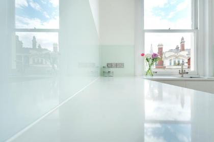 Stunning one bedroom in top location - image 4