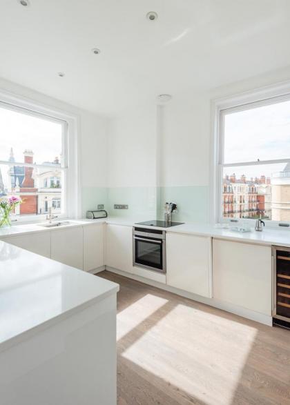 Stunning one bedroom in top location - image 7