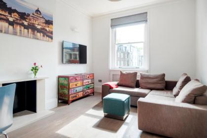 Stunning one bedroom in top location - image 8