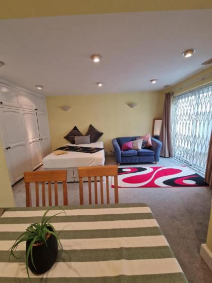Apartment near Queens Club tennis Kensington area