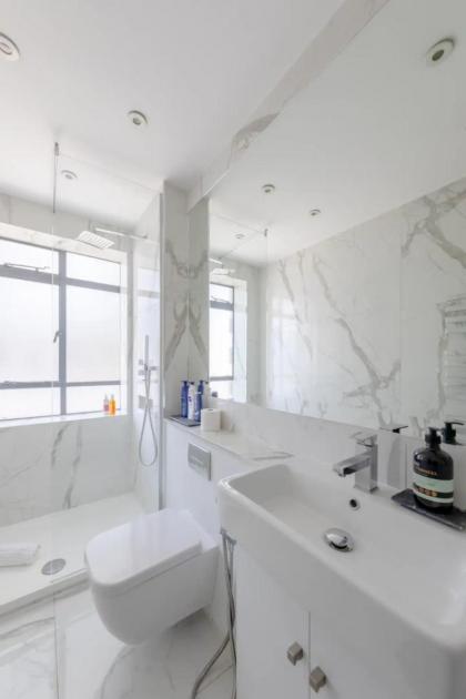 Sleek & Stylish 1BD Flat w balcony - Kings Road - image 28