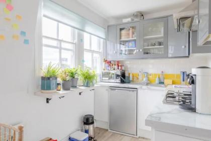 Top Floor 1BD Flat with Balcony - Ladbroke Grove