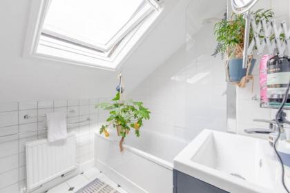 Top Floor 1BD Flat with Balcony - Ladbroke Grove - image 22