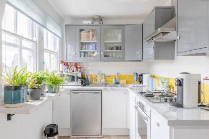 Top Floor 1BD Flat with Balcony - Ladbroke Grove - image 24