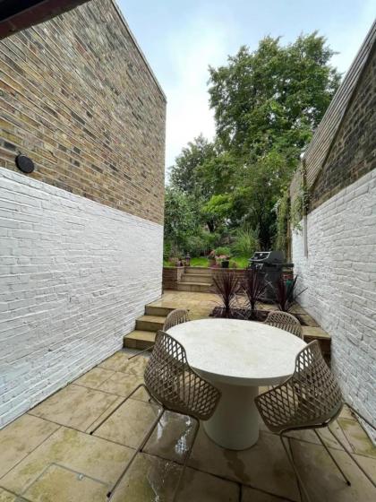 Luxury 2BD Flat wPrivate Garden - Kentish Town! - image 2