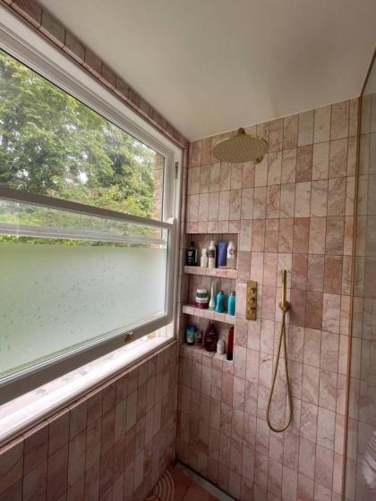 Luxury 2BD Flat wPrivate Garden - Kentish Town! - image 27