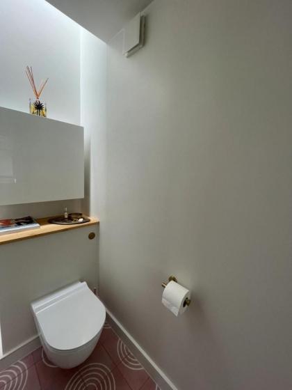 Luxury 2BD Flat wPrivate Garden - Kentish Town! - image 28