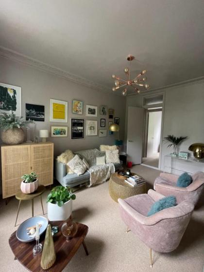 Luxury 2BD Flat wPrivate Garden - Kentish Town! - image 8