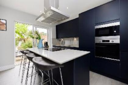 The Farnborough Wonder - Stunning 4BDR House with Garden 