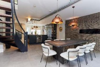 The Elgin Escape - Contemporary 4BDR House with Garden and Study Room - image 10