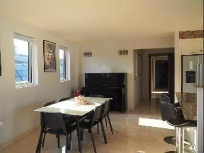 Luxurious 4BR Penthouse in Idyllic Farringdon