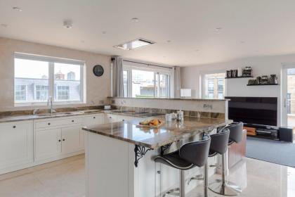 Luxurious 4BR Penthouse in Idyllic Farringdon - image 19