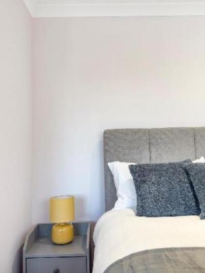 Serene 2BR Retreat in Bishop's Stortford - image 11