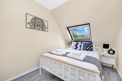 Charming 3 Bedroom House near Canary Wharf - image 12