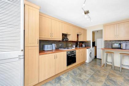 Charming 3 Bedroom House near Canary Wharf - image 18