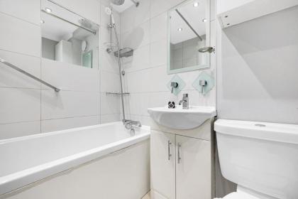 Charming 3 Bedroom House near Canary Wharf - image 2